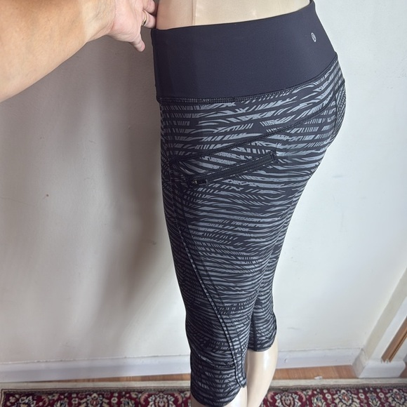 (L2) Lululemon Black and Gray Printed Short Leggings, Size 6 - Picture 3 of 13